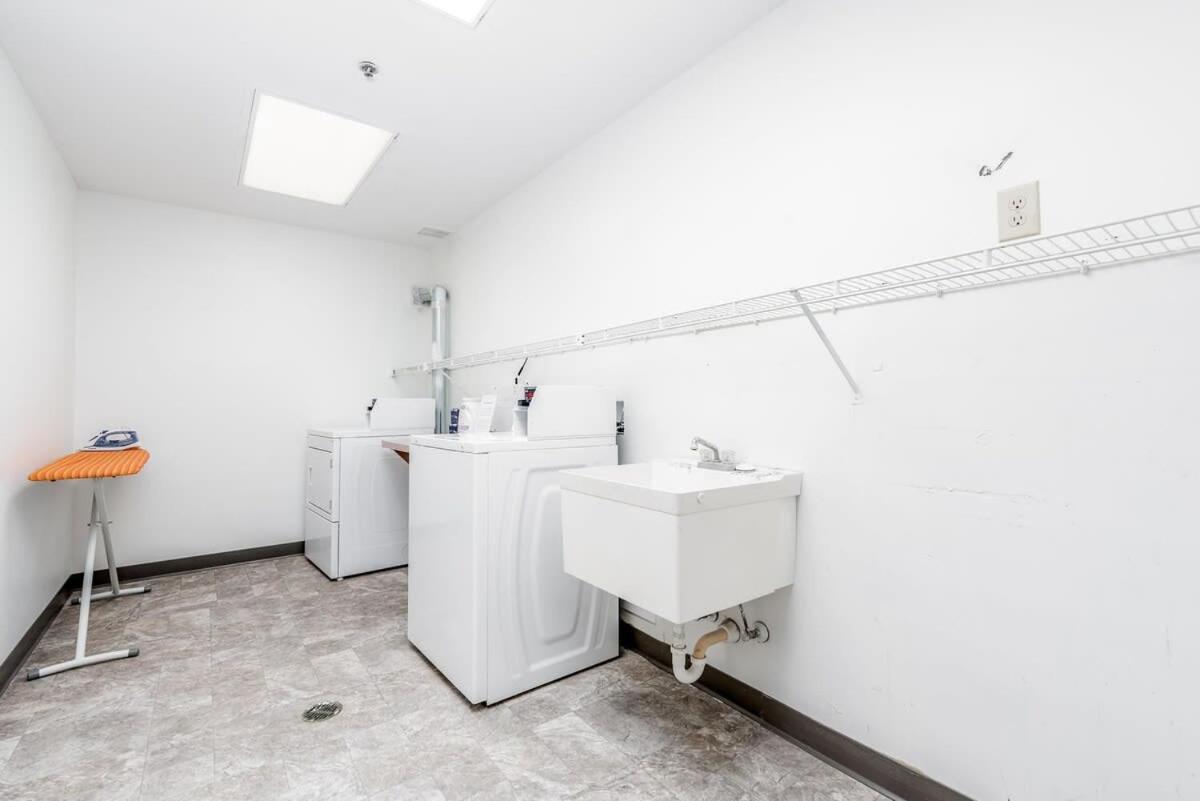 Cozysuites Cwe King Suite With Parking! Tower Grove Exteriör bild